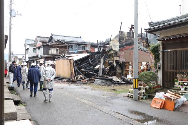 一夜明けた火災現場