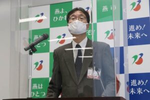 定例記者会見を行う鈴木市長