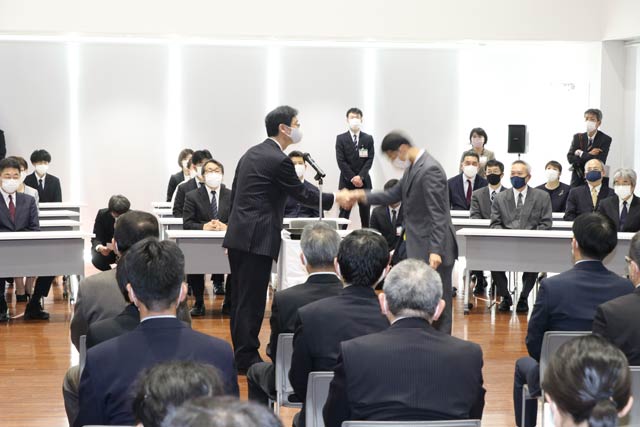 燕市の令和2年度退任式