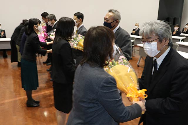 後輩から退職者に花束贈呈
