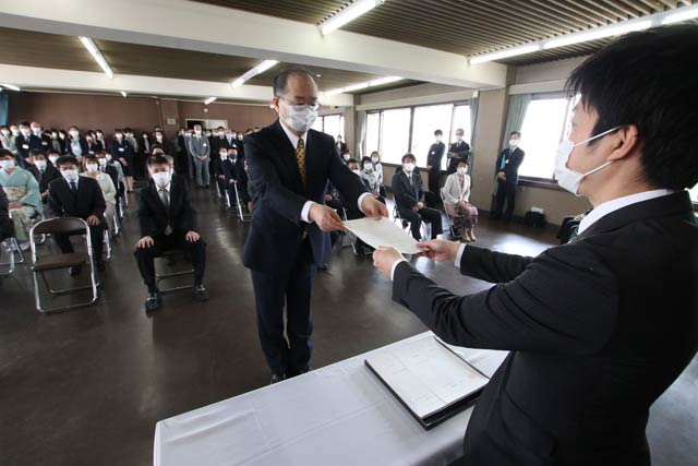 三条市の退職者辞令交付式