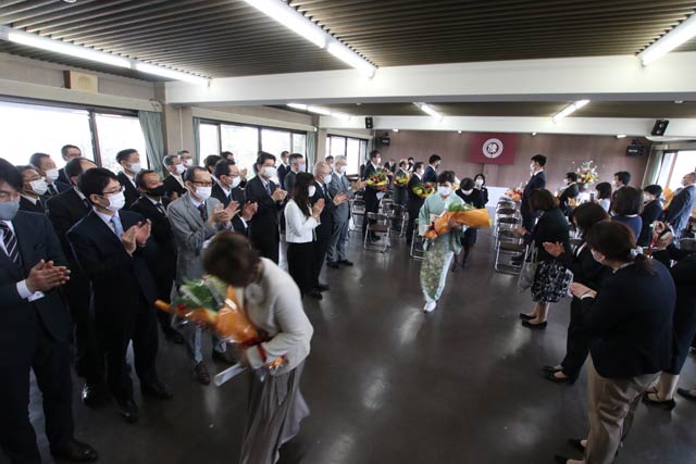 後輩職員の拍手に送られて退場