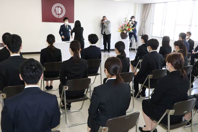 辞令を手渡す