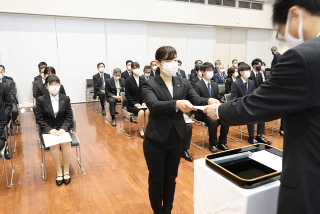 燕市の新規採用職員入庁式