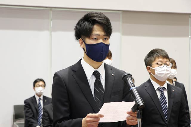 新採用職員代表で決意を述べる熊木さｎ