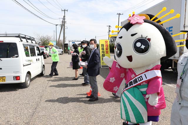 燕市の熊森待避所に交通指導所を設置してきららんも交通安全を呼びかけ