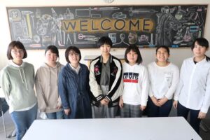 制作中の作品の前で県立三条高校美術部、中央が目黒部長