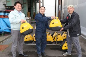 左からハイサーブウエノの小越社長、LOVE FOR NIPPONの斉藤理事