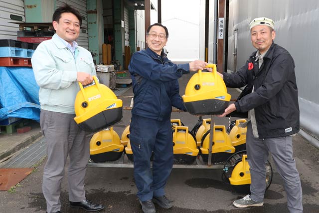 左からハイサーブウエノの小越社長、LOVE FOR NIPPONの斉藤理事
