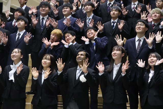 前列中央のアハメド・シャハリアル学長と1期生が記念写真