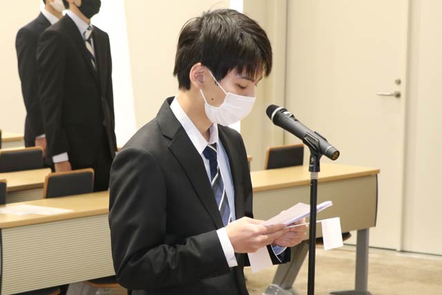 岸大河さんが入学生宣誓