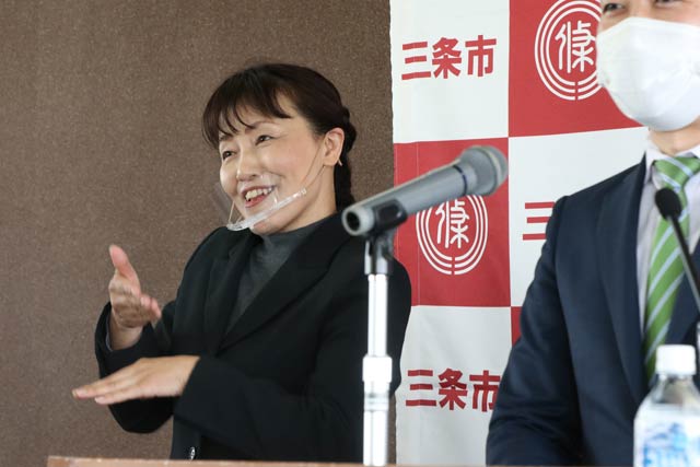 三条市長の記者会見で始めて手話通訳を行う中山隆子さん