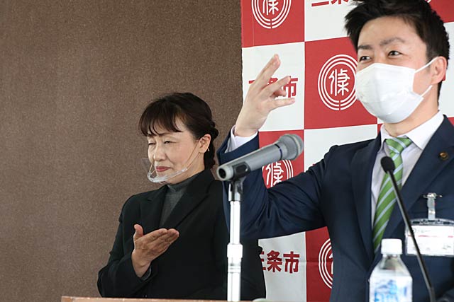 滝沢市長も記者会見直前に覚えた手話を披露