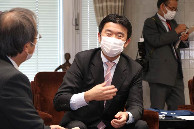 「家事問屋　片口ごますり・すり棒」と「家事問屋　パスタメジャー」で審査委員特別賞を受賞した下村企販株式会社の下村達大代表取締役専務