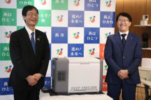 ディープフリーザーを囲んで共同記者会見した燕市の鈴木市長(左)とツインバード工業の野水社長