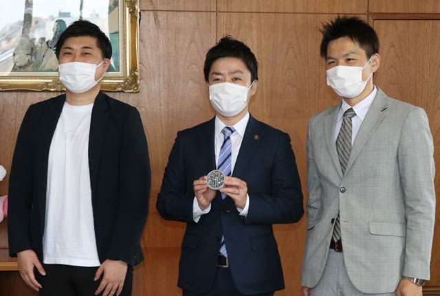 滝沢市長(中央)と芳賀常務(右)ら