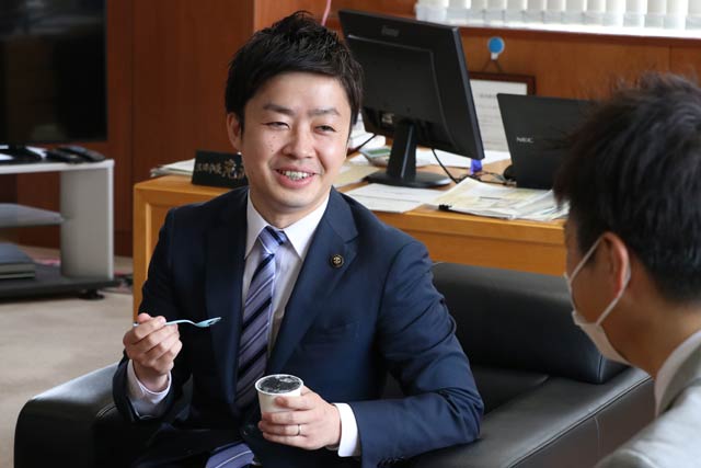 試食する滝沢市長