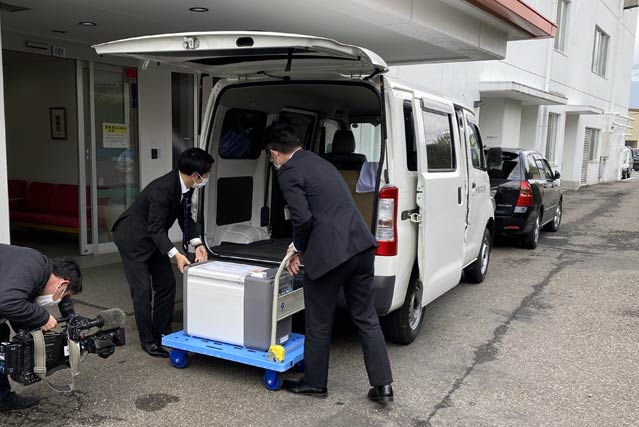 「エバーグリーン」に届いたワクチンを搬入
