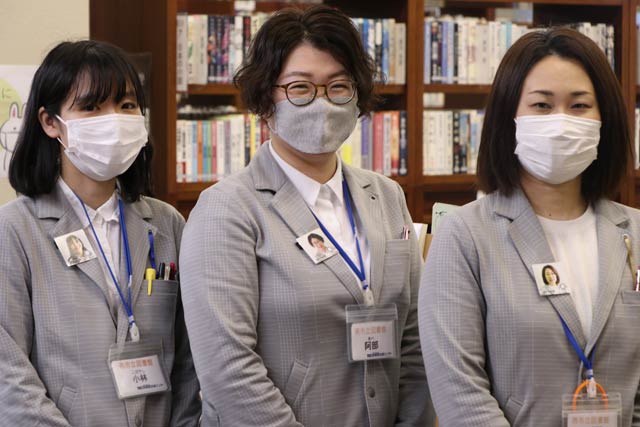 フェイスバッジを装着した燕市立図書館スタッフ