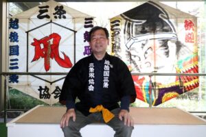 三条市総合福祉センターロビーに三条六角巻凧を設置した須藤さん
