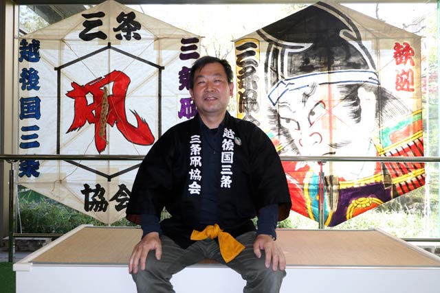 三条市総合福祉センターロビーに三条六角巻凧を設置した須藤さん