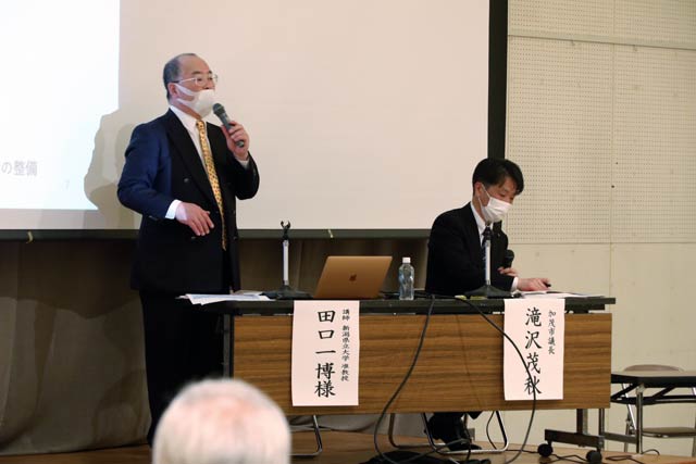 講師の新潟県立大学・田口准教授（左）と加茂市議会・滝沢議長