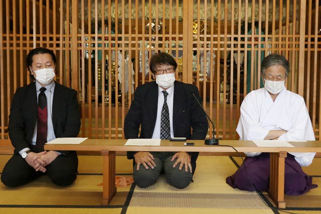 記者会見で左から今井若衆会会長、吉井祭典委員長、藤崎八幡宮宮司