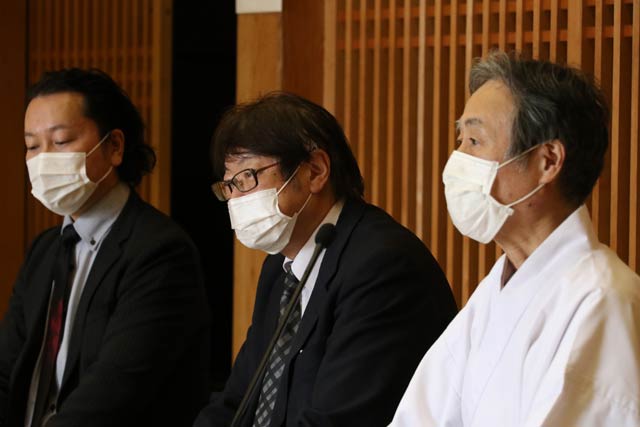 左から今井若衆会会長、吉井祭典委員長、藤崎八幡宮宮司