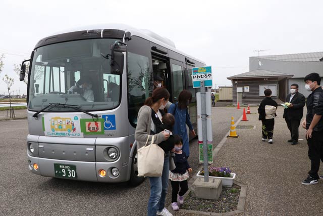 5月1日に運行開始した「にしかん観光周遊ぐる～んバス」