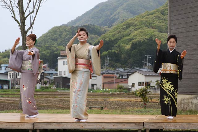オープニングイベントで岩室芸妓が舞を披露
