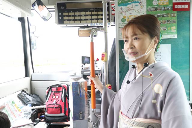 ぐる～んバスに岩室芸妓が乗ってガイド役