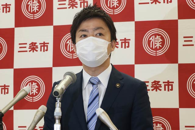 自動音声ガイダンスの障害について記者会見する滝沢市長