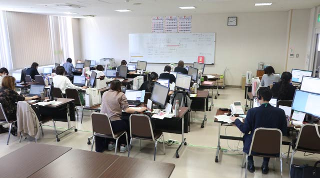 ワクチン接種の予約受付が始まった三条市総合福祉センターのコールセンター