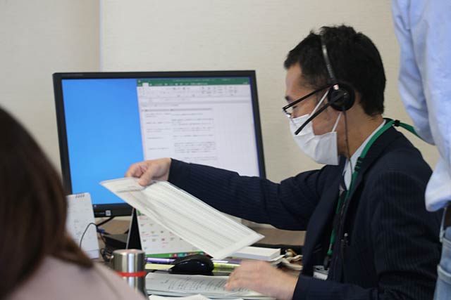 コールセンターで予約を受け付けるオペレーター
