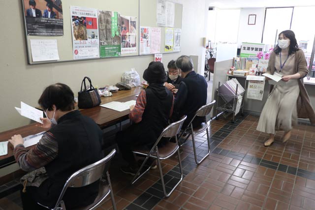 ワクチン接種予約整理券・予約確認票に記入してもらって受け付け