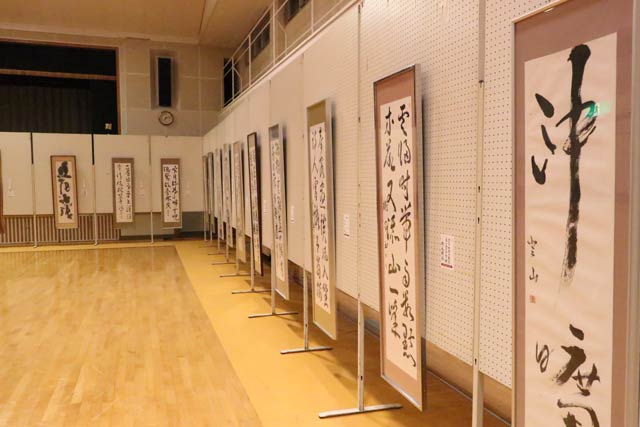 三条市農村環境改善センターで展示作業の終わった第29回栄書道協会展’