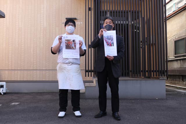 「萬燈ミュージアム」会場となる「つばめ産学協創スクエア」の前で飴屋の遠藤さん(左)と紅屋の坂井さん
