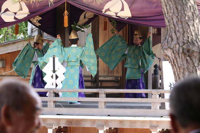 八幡宮の春季大祭で神楽奉納