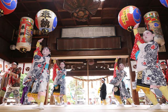 木場小路万灯組の万灯参拝奉納