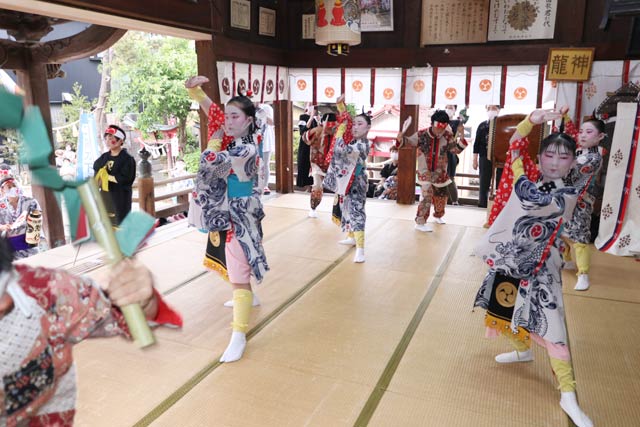 木場小路万灯組の万灯参拝奉納