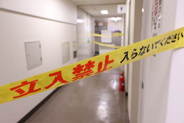 三条市役所高層棟2階フロアへの階段からの廊下には立ち入り禁止のテープ