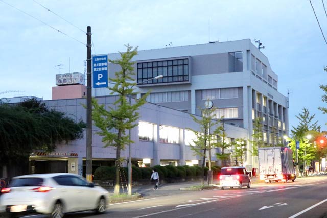 職員の感染がわかった三条市役所三条庁舎