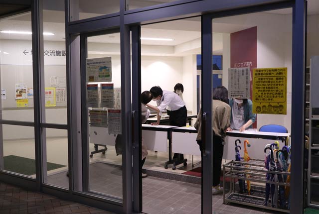 20日夕方、一ノ木戸児童クラブでのPCR検査キット配布に続々と保護者が訪れる
