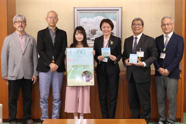 左からLJ STUDIOの齋藤さん、法音寺の飛田住職、Ruuさん、藤田市長、山川教育長、五十嵐副市長