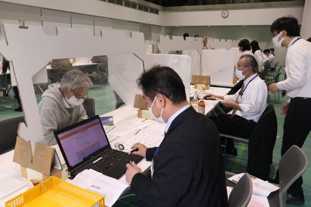 予約手続きの補助を行う職員