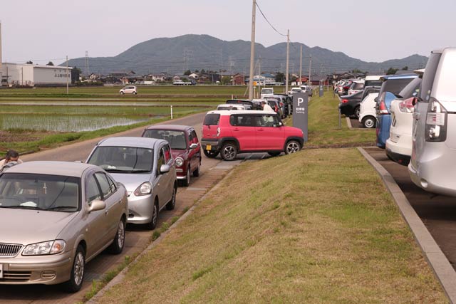 敷地の外まで車があふれる