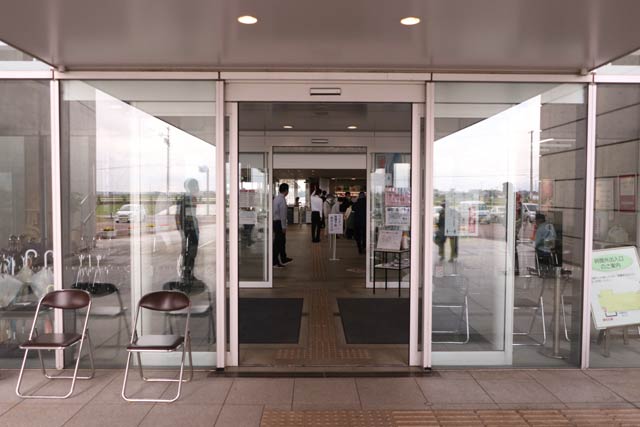 初日のような庁舎の外への行列はできない