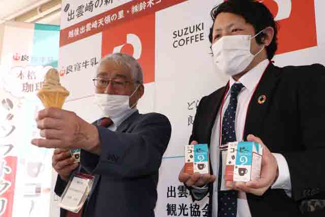 良寛牛乳の諸橋社長(左)と営業部の田村さん