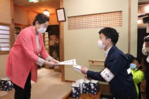 松木屋でちらしを手渡して受診を求める滝沢三条市長