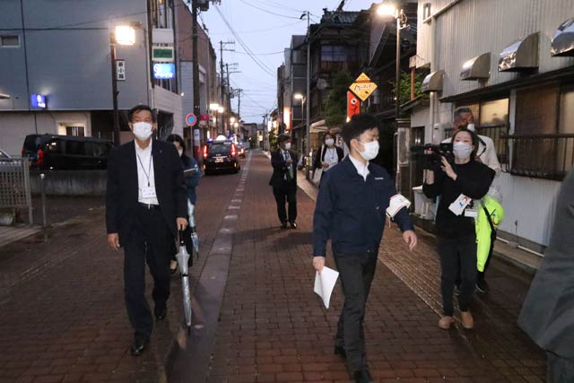 午後7時というのに閑散とした本寺小路を歩いて訪問先へ向かう
